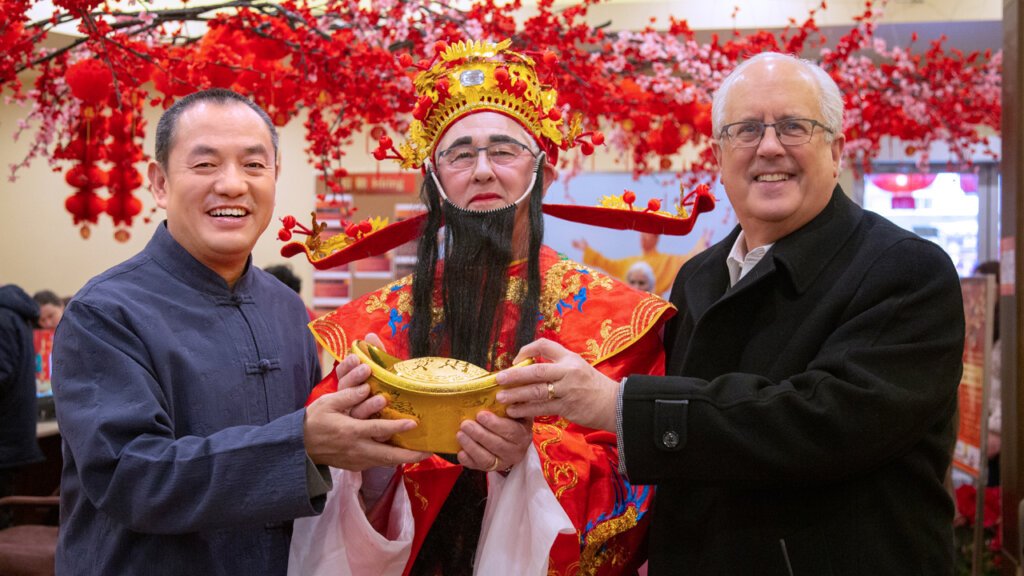 温哥华菩提禅修举办 2020鼠年 新春 庙会 活动，金菩提宗师与列治文市长马保定先生、市议员麦乐田先生同影。
