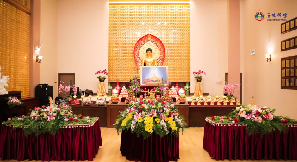 鲜花、水果、妙食，供养最尊贵的释迦牟尼佛陀
